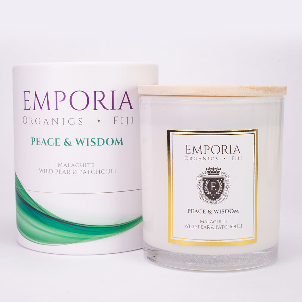 Emporia Organics FIJI Vela de Vidro -PAZ & SABEDORIA, com Malaquite, aroma a pêra selvagem & patchouli, 100% cera de soja, 230g