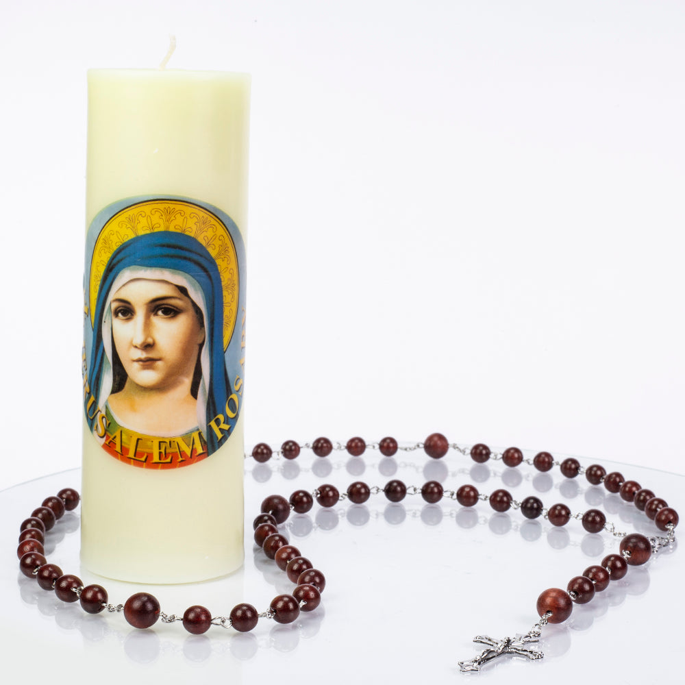 Terço banhado a Liga de Ouro com Contas de Jacarandá e Crucifixo + Vela perfumada de Santa Maria como PRESENTE